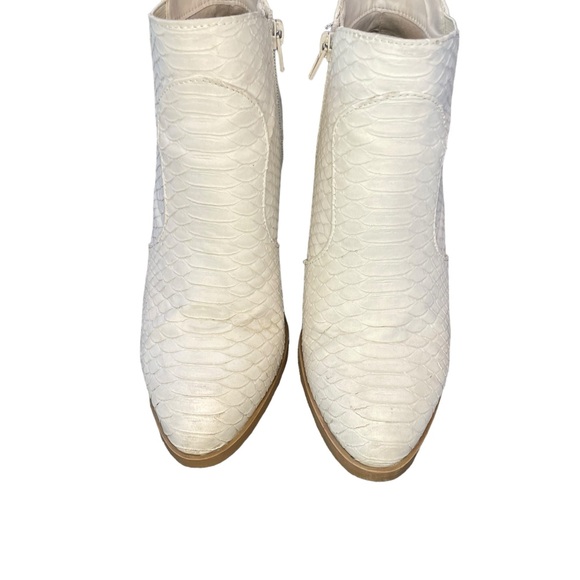 Altar'd State Brynn Ankle Bootie Off White Snake Skin Pointed Toe Women's Sz 9 - Picture 13 of 16